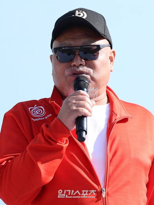 '제18회 그린리본마라톤 페스티벌'이 28일 서울 마포구 평화의공원 평화광장에서 열렸다. 가수 김흥국이 인사말을 하고 있다. 서병수 기자 qudtn@edaily.co.kr /2024.09.28/