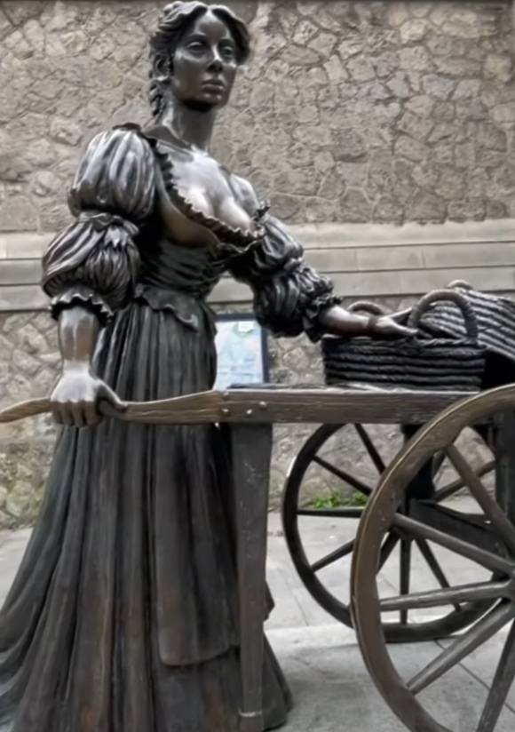 관광객 손길 때문에 가슴 부분이 변색된 '몰리 말론' 동상에 대한 접근이 금지된다. 사진은 몰리 말론 동상. [사진=@MaeDelaCruz1959 유튜브]