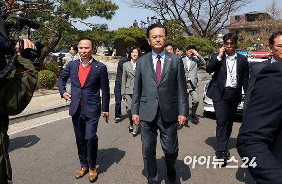 윤석열 대통령의 탄핵심판 선고일인 4일 서울 종로구 헌법재판소에서 재판관 만장일치 의견으로 국회의 탄핵소추의결이 인용되자 국민의힘 의원들이 심판정을 나서고 있다. [사진=사진공동취재단]