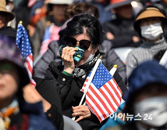 윤석열 대통령의 탄핵 심판이 인용된 4일 서울 용산구 한남동 대통령 관저 앞에서 윤석열 대통령 지지자들이 오열하고 있다. [사진=곽영래 기자]
