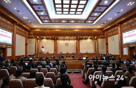 문형배 헌법재판소장 직무대행이 4일 오전 서울 종로구 헌법재판소 대심판정에서 윤석열 대통령 탄핵심판 선고를 하고 있다. [사진=사진공동취재단]