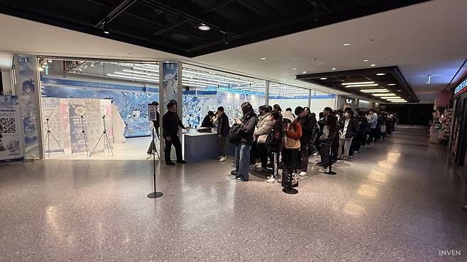 ▲ 그 흔적을 따라 쭉 올라가다 보면 팝업 스토어가 먼저 보인다