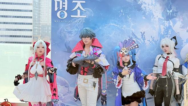 ▲ 인파에 밀리는 것도 무릅쓰고 삼세번 찰칵