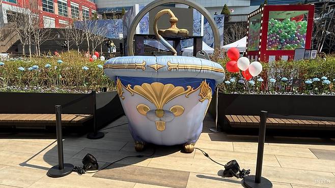 ▲ 리나시타 명물 욕조견이 반겨준다. 이번엔 욕조견 타고 다니는 로코코 없나요