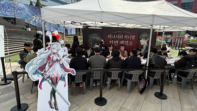 ▲ 카니발에 왔으니 가면은 하나 맞춰야지?