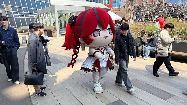 ▲ 얀데레처럼 보이지만 실은 순애 카멜리아도 방랑자 찾아 왔다우