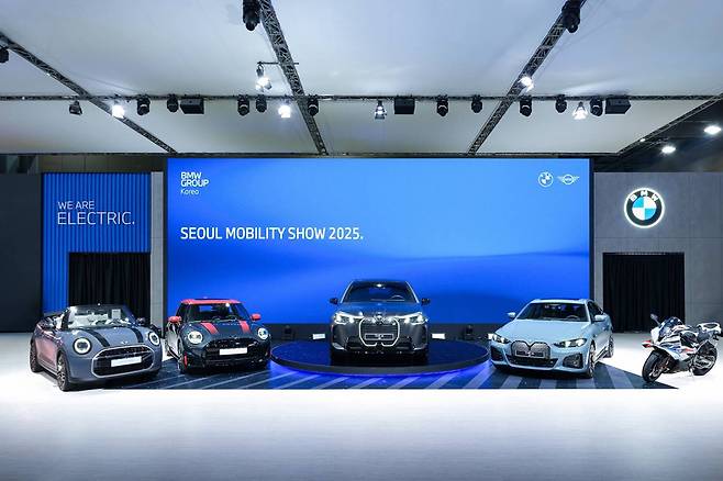 더 뉴 MINI 쿠퍼 컨버터블, 더 뉴 올-일렉트릭 MINI JCW, BMW 뉴 iX M70 xDrive, BMW 뉴 i4 그란 쿠페, BMW 뉴 S 1000 RR (왼쪽부터) / 출처=BMW 코리아