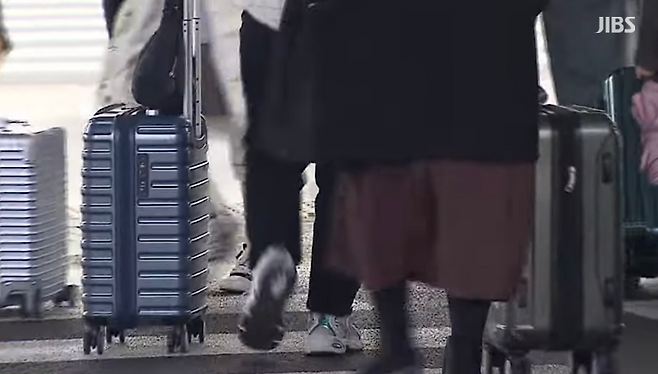 여행 가방을 끌고 공항을 오가는 사람들이 분주하다. 정국과 무관하게 이동은 계속되고 있다.