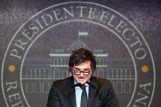 미국 정부효율부(DOGE)를 이끄는 일론 머스크와 2023년 말 취임한 하비에르 밀레이 아르헨티나 대통령(아래)의 규제 개혁은 효율성만을 따지는 규제 개혁이 과연 옳은지 고민하게 한다. [사진 엑스 캡처, AFP=연합뉴스]