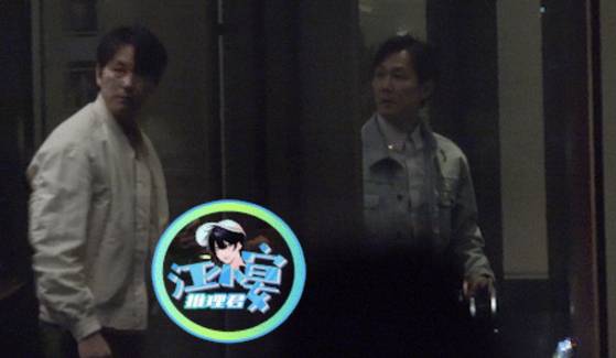 배우 이정재(오른쪽)와 정우성이 중국 베이징의 한 건물로 들어가고 있다. 사진 웨이보 캡처