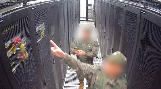 계엄령 선포 당시 선관위에 투입된 계엄군이 선관위 시스템 서버를 촬영하는 장면이 담긴 내부 CCTV. 국회 행안위