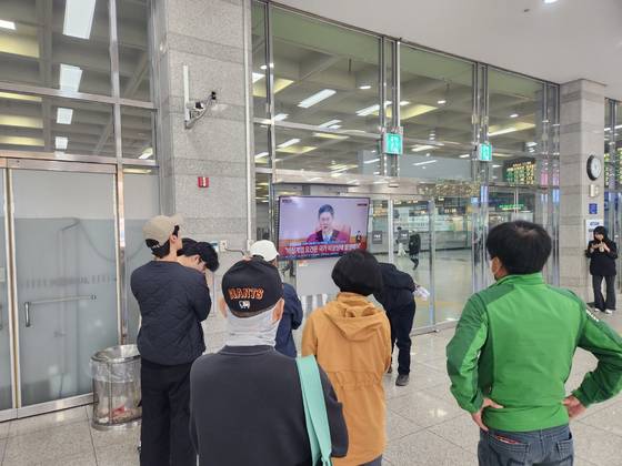 4일 오전 경북 구미시 원평동 구미역 대합실에서 시민들이 윤석열 대통령 탄핵 심판 생중계를 지켜보고 있다. 김정석 기자