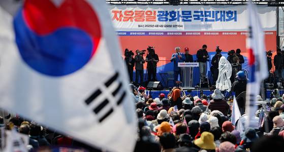 4일 오전 서울 한남동 윤석열 대통령 관저 인근에서 열린 탄핵 반대 집회에서 전광훈 목사가 발언하고 있다. 최기웅 기자