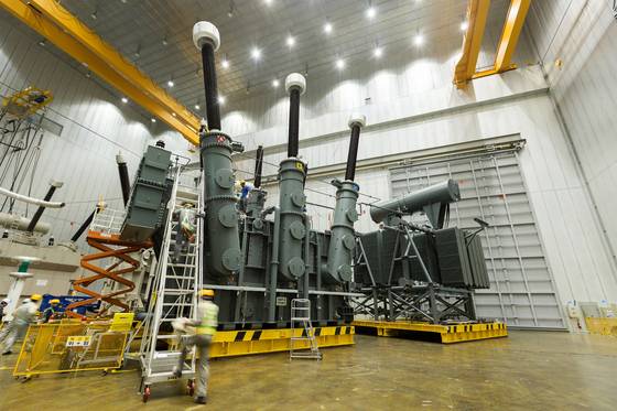 효성중공업이 제작하는 초고압 변압기를 직원들이 점검하고 있다. 사진 효성그룹