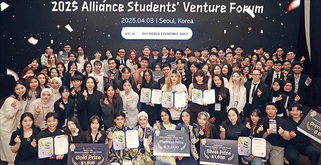 ‘2025 KT&G 국제 대학생 창업교류전’ 시상식이 3일 서울 중림동 한국경제신문사에서 열렸다. 이번 대회에는 세계 8개국의 17개 팀이 참가했으며 인도네시아1팀이 대상을 차지했다.  /이솔 기자
