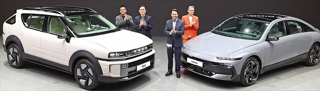 < 무뇨스 CEO가 직접 소개하는 ‘디 올 뉴 넥쏘’ > 현대자동차가 3일 경기 고양시 킨텍스에서 열린 ‘2025 서울모빌리티쇼’에서 디 올 뉴 넥쏘(왼쪽)와 더 뉴 아이오닉 6(오른쪽)를 세계 최초로 공개했다. 최홍석 현대외장디자인1팀 책임연구원(왼쪽부터), 정유석 국내사업본부장(부사장), 호세 무뇨스 최고경영자(CEO·사장), 사이먼 로스비 현대디자인센터장(전무)이 차량을 소개하고 있다.  /이솔 기자