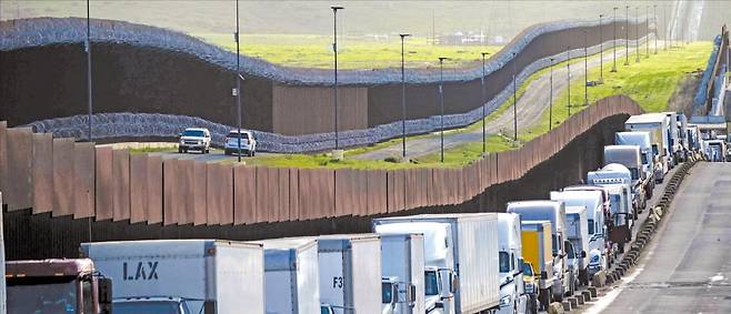 < 美로 가는 멕시코 트럭들 > 2일(현지시간) 멕시코 바하칼리포르니아주 티후아나의 오타이커머셜 교차로에 미국으로 향하는 화물 트럭이 줄지어 서 있다. 도널드 트럼프 미국 대통령은 이날 ﻿상호관세를 발표했다. 관세 발효 전 미리 제품을 실어나르기 위해 도로에 트럭들이 대기하고 있다.  /AFP연합뉴스