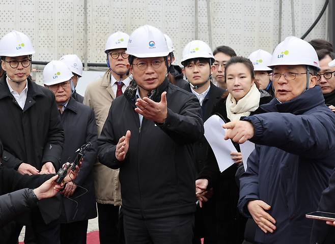 박상우 국토교통부 장관이 5일 서울 은평구 신축매입임대 주택공급 현장을 방문해 이한준 한국토지주택공사 사장 등과 함께 공사 현장을 둘러보고 있다. 해당 현장에서 지어지는 신축매입임대는 신혼 Ⅱ 유형으로 공급되며 오피스텔 12호, 아파트 50호로 건축될 예정이다.  연합뉴스