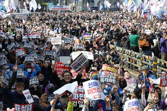 윤석열 대통령 탄핵 선고일인 4일 오전 헌법재판소 인근에서 시민들이 탄핵을 축하하고 있다. 문재원 기자