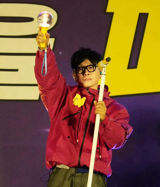 지난달 27일 서울 종로구 열린송현녹지광장 인근에서 촛불행동 주최로 열린 윤석열 대통령 탄핵 촉구 집회에서 가수 이승환이 공연하고 있다. 이승환 페이스북 갈무리