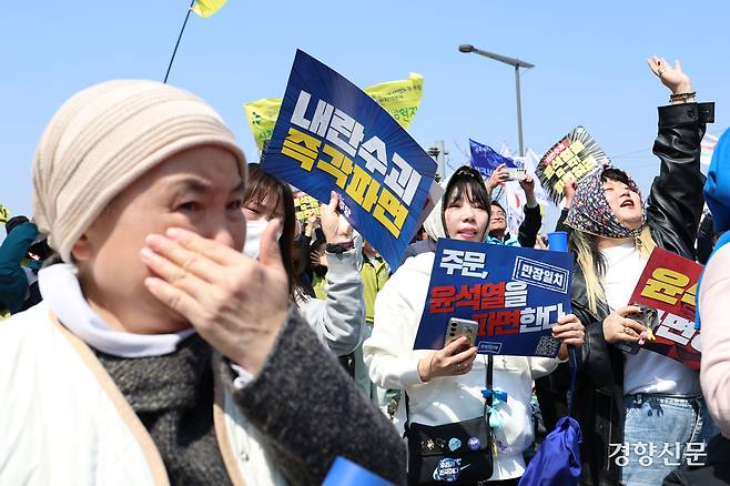 헌법재판소가 윤석열 대통령을 파면한 4일 서울 안국역 일대에서 시민들이 환호하고 있다.  한수빈 기자
