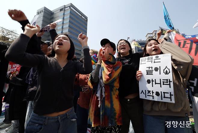 헌법재판소가 윤석열 대통령을 파면한 4일 서울 안국역 일대에서 시민들이 환호하고 있다.  서성일 선임기자