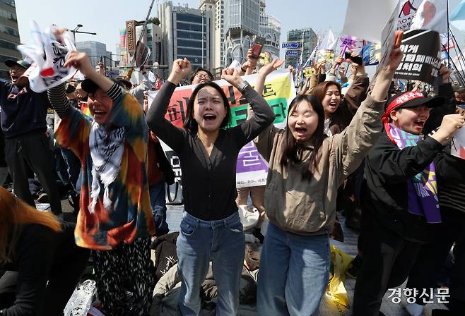 헌법재판소가 4일 윤석열 대통령을 전원일치 의견으로 파면 결정을 내리자 서울 종로구 헌법재판소 인근 집회에 참석한 시민들이 환호하고 있다. 서성일 선임기자