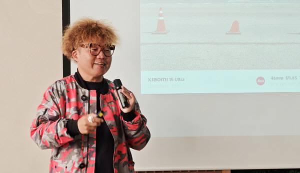 샤오미 마스터 클래스 강사로 초빙된 사진작가 케이채. 샤오미 15 울트라로 촬영했다. 정옥재 기자