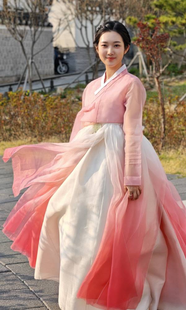 샤오미 15 울트라에 카메라 전용 키트를 장착해 모델을 촬영했다. 촬영 후 잘라내기 방식으로 보정했고 색감, 밝기 등은 거의 손대지 않았다. 정옥재 기자