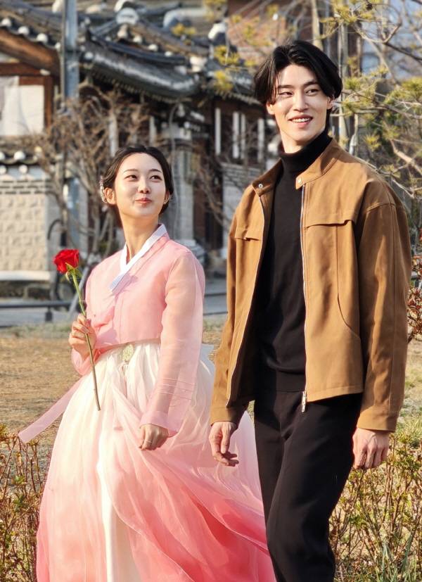 지난 3일 야외 촬영 실습에서 남녀 모델을 샤오미 15 울트라 쿼드 카메라로 순간 포착했다. 피사체 구도 등은 물리적 보정을 했다. 정옥재 기자