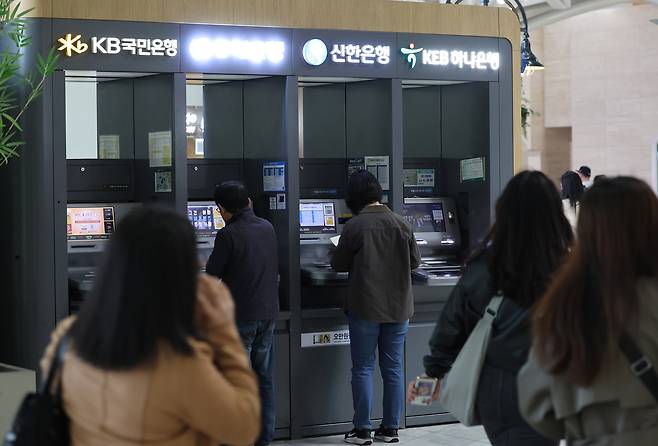 ATMs of top Korean commercial banks are situated in Seoul, March 26. (Yonhap)