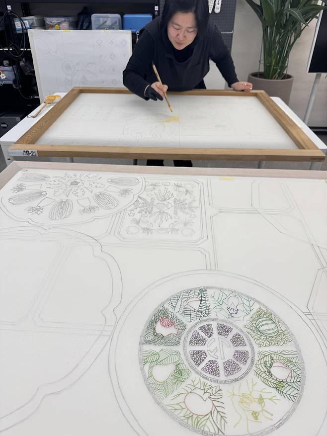 Tsui Yu Pei works on her jinchae, or silk painting, in a class at Jinchae Lab in southern Seoul. [JINCHAE LAB]