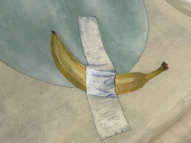 Sohee Myers shows me her jinchae (silk painting) collection that she's made at Jinchae Lab in southern Seoul on March 28. The silvery shine on the banana's tape is achieved from jinchae's mineral pigments. [SHIN MIN-HEE]