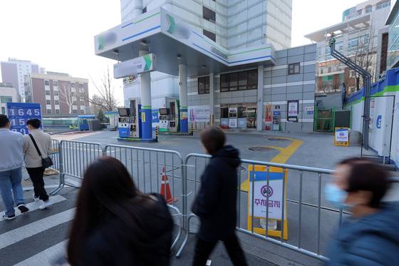 A day before the impeachment trial of former President Yoon Suk Yeol, gas stations near the Constitutional Court in Jongno District, central Seoul were closed on April 3. [NEWS1]