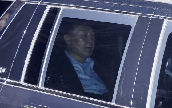 Former President Yoon Suk Yeol, enters the Seoul Detention Center in Uiwang, Gyeonggi, after completing his investigation by the Corruption Investigation Office for High-ranking Officials (CIO) on charges of being the leader of insurrection, on Jan. 15. [JOINT PRESS CORPS]