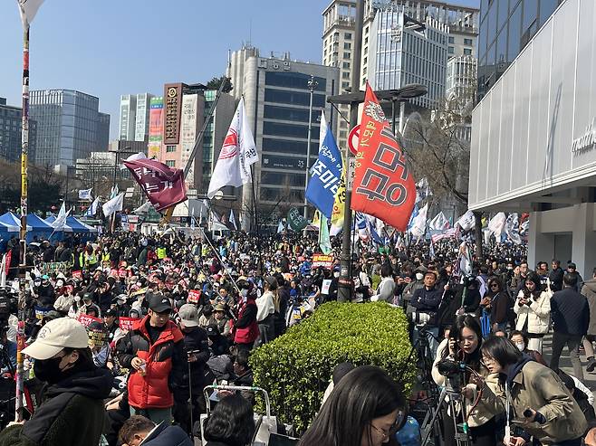 Anti-Yoon Suk Yeol protesters rally in central Seoul near Anguk Station on Apr. 4, demanding the Constitutional Court rule for the impeachment of former President Yoon. [YOON SEUNG-JIN]
