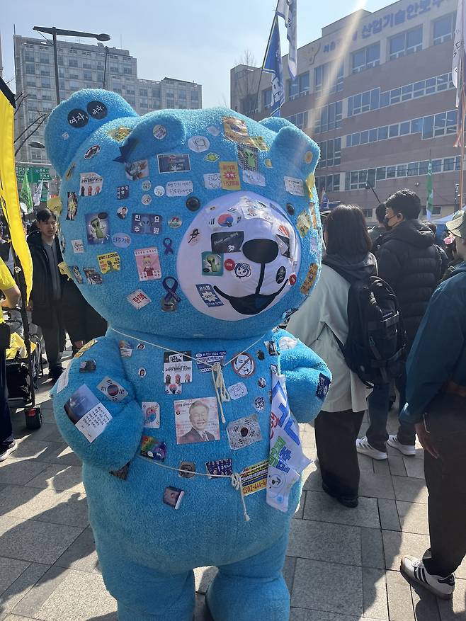 An anti-Yoon Suk Yeol protester dressed up as a blue bear walks through the crowd in central Seoul near Anguk Station on Apr. 4. [YOON SEUNG-JIN]