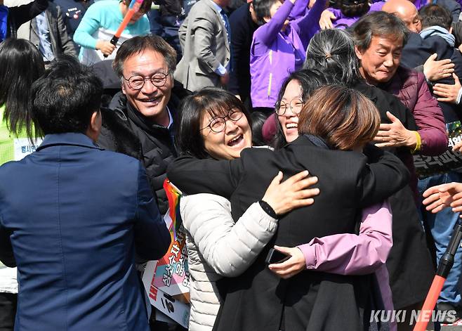 '감격의 포옹'헌재 인근 안국역 6번 출구 앞에서 전날부터 철야 집회를 한 비상행동 참가자들은 이날 오전 11시부터 탄핵 선고 생중계를 지켜봤다. 헌법재판소가 윤석열 전 대통령에 대해 파면을 선고하자, 안국동 일대에서 탄핵을 촉구하며 자리를 지키던 시민들은 일제히 환호성을 지르며 서로를 끌어안고 기쁨을 나눴다.
