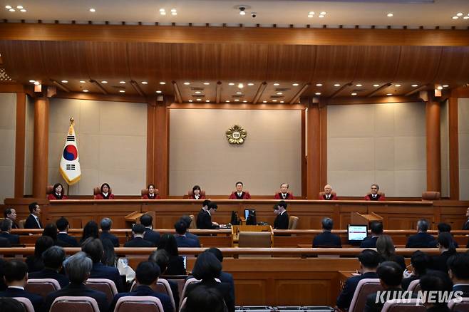 4일 서울 종로구 헌법재판소 대심판정에서 윤석열 대통령 탄핵심판 선고 기일이 진행되고 있다. 사진공동취재단