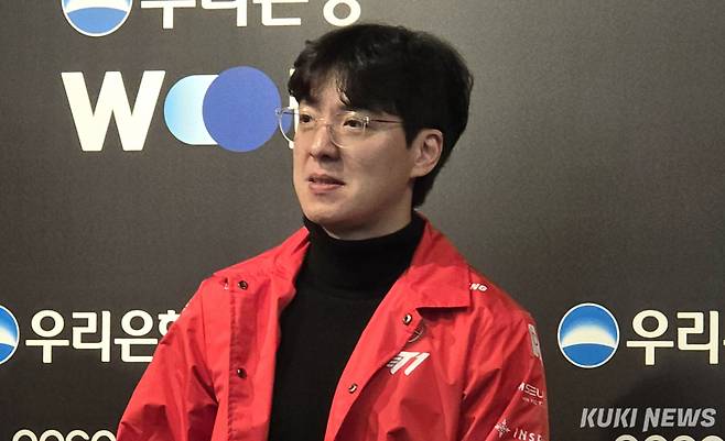 김정균 감독이 4일 오후 7시 서울 종로구 롤파크 LCK 아레나에서 열린 ‘2025 LCK’ 정규시즌 1라운드 DRX전에서 승리한 뒤 기자회견에 임하고 있다. 김영건 기자