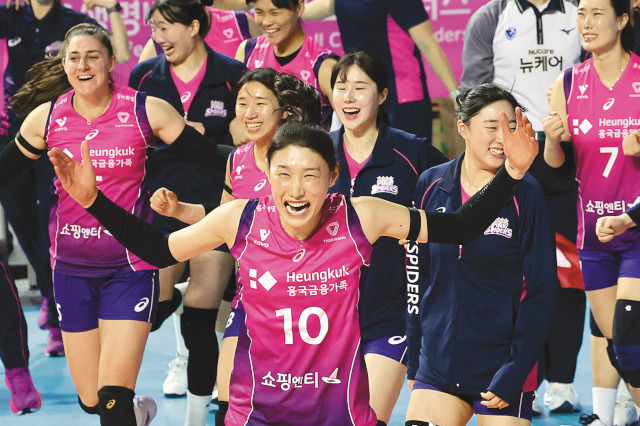 흥국생명의 김연경(가운데)이 2일 인천 삼산월드체육관에서 열린 정관장과의 2024-2025 프로배구 V리그 여자부 챔피언결정전 2차전에서 승리한 뒤 동료들과 함께 기뻐하고 있다. 올 시즌을 끝으로 은퇴하는 김연경은 흥국생명의 통합우승을 이끌고 커리어를 마무리한다는 계획이다. 연합뉴스