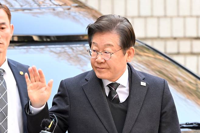 이재명 더불어민주당 대표가 1일 서울 서초구 서울중앙지법에서 열린 대장동 배임 등 혐의 1심 재판에 출석하고 있다. 권현구 기자