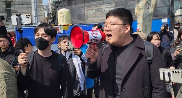 ▲ 영남대학교 시국선언을 주도한 김태우씨(오른쪽 빨간 확성기 든 사람)가 4일 오전 안국역 5번 출구 인근 윤석열 탄핵 반대 집회에서 파면 선고 직후 격분한 참석자들을 향해