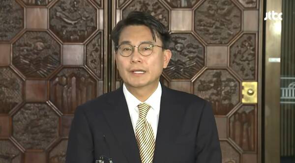 ▲윤상현 국민의힘 의원이 4일 오후 국회 본관 의원총회장을 나와 헌법재판소의 윤석열 전 대통령 파면선고를 두고 탄핵 기각을 강탈당했다는 의구심이 든다고 불만을 제기하고 있다. 사진=JTBC 영상 갈무리