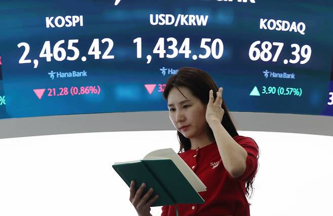 4일 서울 중구 하나은행 딜링룸에서 한 딜러가 자료를 살피고 있다. [사진 = 연합뉴스]