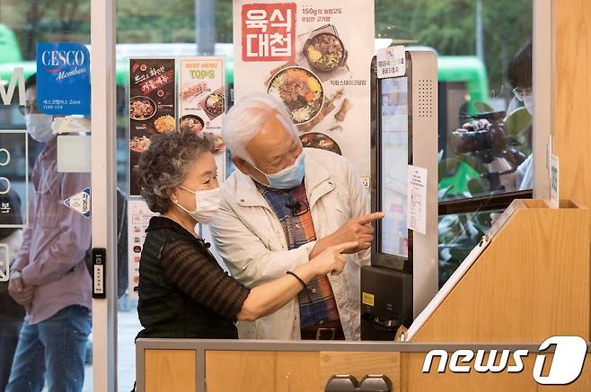 서울 양천구 한 음식점에서 어르신들이 키오스크로 음식을 주문하고 있다.  양천구는 키오스크 조작에 어려움을 겪는 어르신들을 위해 키오스크 사용교육을 제공하는 등 노년층의 디지털 소외를 막기 위해 다양한 대책을 마련하고 있다고 밝혔다. 2020.9.16/사진=뉴스1(양천구청 제공)