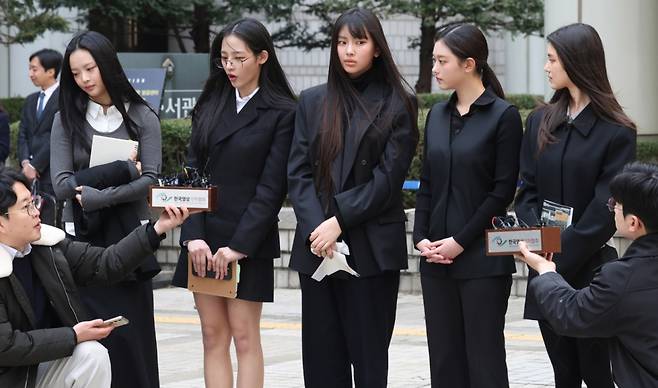 그룹 뉴진스(하니, 민지, 혜인, 해린, 다니엘)가 지난달 7일 오후 서울 서초구 서울중앙지방법원에서 열린 '어도어, 뉴진스 상대 기획사 지위보전 및 광고계약 체결 등 금지 가처분' 심문기일을 마친 후 취재진의 질문에 답변하고 있다. /사진=뉴시스