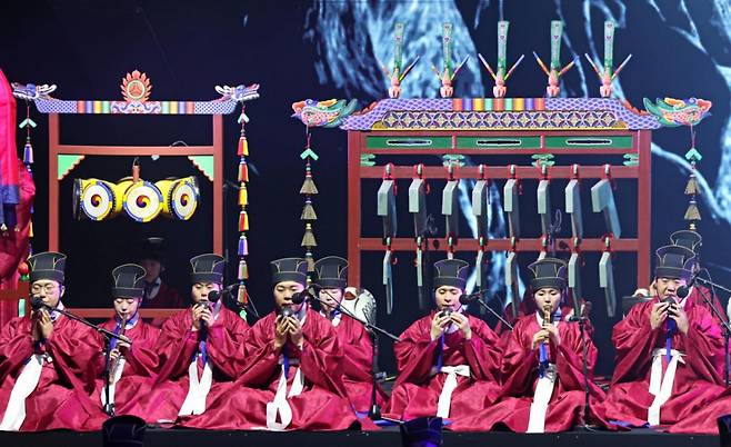 국립국악원 단원들이 지난해 7월 10일 서울 서초구 국립국악원 예악당에서 ‘사직제례악’ 언론시연회를 하고 있다. /사진 = 뉴시스