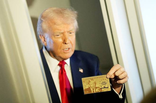 도널드 트럼프 미국 대통령이 시민권 골드 카드를 공개했다. 사진은 지난3일(현지시각) 도널드 트럼프 미국 대통령이 미국 플로리다주 마이애미로 향하는 에어포스원에서 기자들과 대화를 나누며 '트럼프 카드'를 들고 있는 모습. /사진=로이터