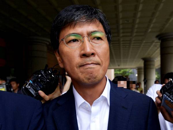 안희정 전 충남지사가 피해자에게 8000여만원의 손해배상금을 지급해야 한다는 판결이 확정됐다. 사진은 여비서를 성폭행한 혐의로 고소당한 안희정 전 충남지사가 2018년 8월14일 오전 서울 서부지법에서 열린 업무상 위력 등에 의한 간음 혐의 1심 선고공판에서 무죄를 선고 받고 법원을 나서고 있는 모습. /사진=머니투데이